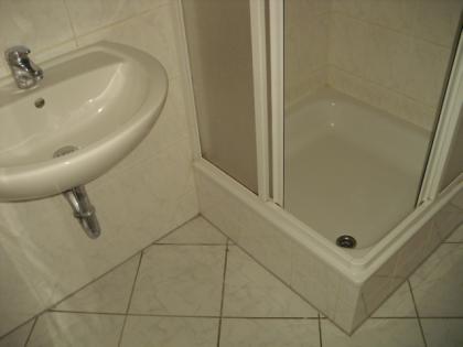 Hübsch und Zentral gelegen 3 Räume mit Abstellraum und Balkon u. Gäste WC
