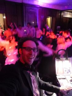 1 DJ, der auch singen kann. the musicman Daniel Koch: DJ, Gesang, Gitarre