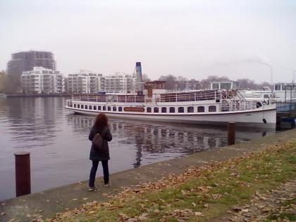 AdventLachSpaziergang mittenmang Berlin -  Lach-Meditations-Workshop an der Spre