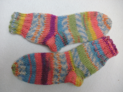 Socken, Schals und Mützen aufwendig von Hand gestrickte Unikate zu verkaufen