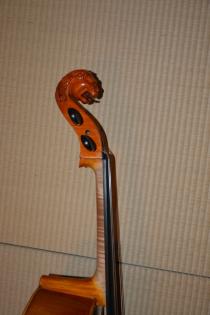 Rumänisches Meistercello, Löwenkopf