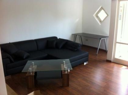 Edle Kunstleder Couch in Schwarz inkl. Leder Kissen + Couch Tisch  zu verkaufen