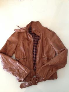 Jacke, sehr modern, kurz. Sehr weich, leicht, wasserdicht.