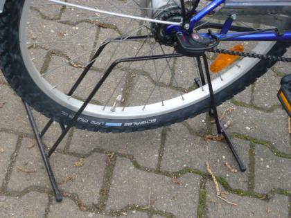 (105) Hinterbauständer für Fahrraeder