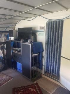 Wohnwagen mit Überdach und Vorzelt auf Campingplatz in Wintrich an der Mosel