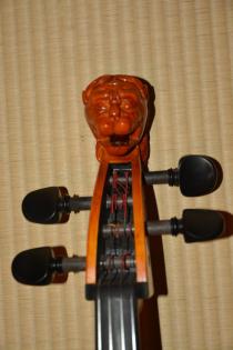 Rumänisches Meistercello, Löwenkopf
