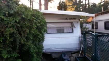 Rheinsberg: Campingwagen auf Dauerstellplatz in Seenähe