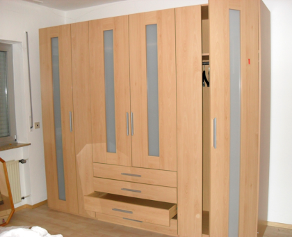 Geräumiger Kleiderschrank - neuwertig, top Zustand!