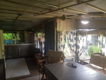 Wohnwagen mit Überdach und Vorzelt auf Campingplatz in Wintrich an der Mosel