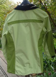 Moderne, ungetragene Multifunktionsjacke, Trendfarbe kiwi