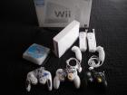 Nintendo Wii Modchip 2 Wiimotes mit Nunchucks , 3 Gamecube Kontroller und 25 Spi