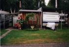 Wohnwagen mit Carport und Vorzelt